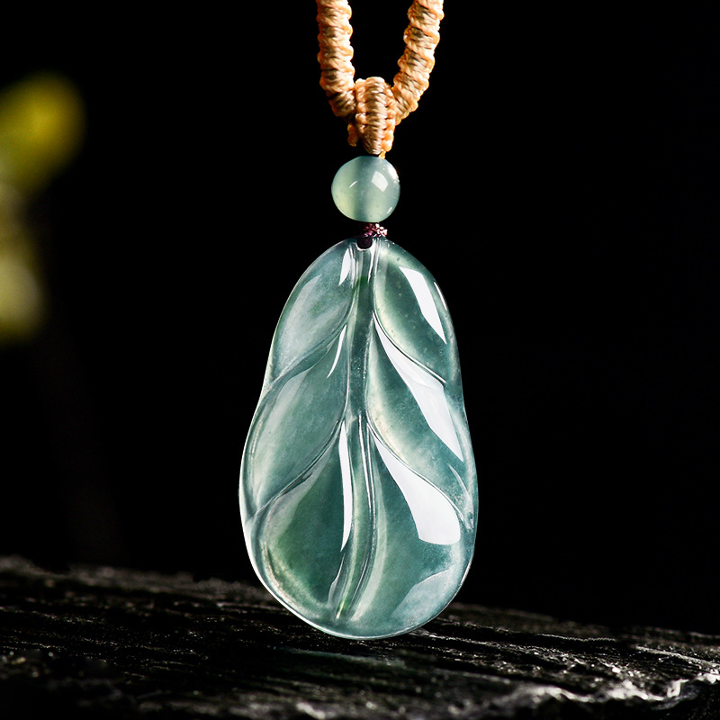 Myanmar Jadeite Leaf Pendant G - Vintage Fashion Designers recension och pris